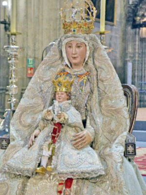 La elección de la ropa que lucirá la Patrona es otro de sus cometidos