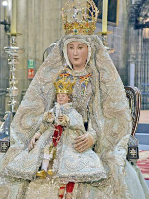 La elección de la ropa que lucirá la Patrona es otro de sus cometidos