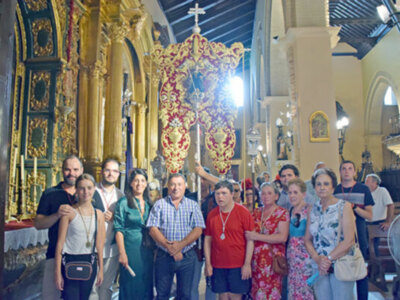 La Hermandad de Jesús Nazareno de Alcalá del Río, recibía el nuevo estandandarte en su peregrinación de los devotos de San Benito Abad