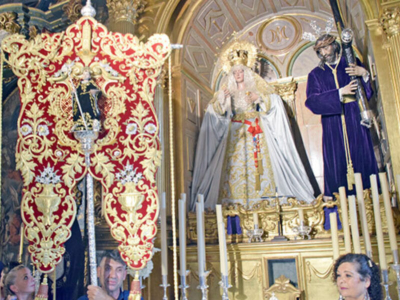 El sacerdote pelegrino Victoriano Manuel Martín bendijo la medalla de la Hermandad  de Jesús para colocarlo en el estandarte sambenitero