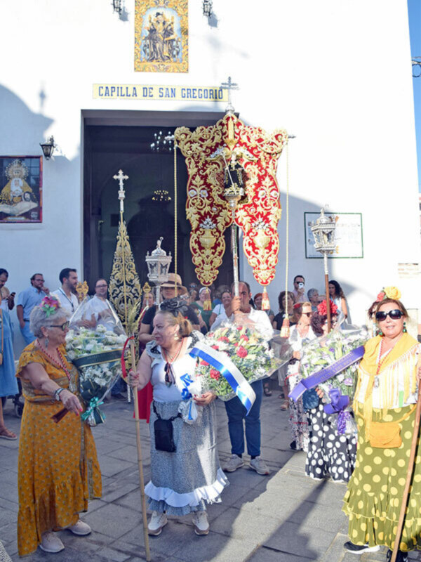 Los peregrinos de San Benito Abad en su caminar por Alcalá del Río se dirigieron a la Real Ermita de San Gregorio.