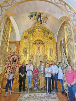 El hermano mayor de la Vera-cruz de Alcalá del Río obsequió con una ofrenda floral al Estandarte de San Benito en su peregrinación hacia su Ermita.