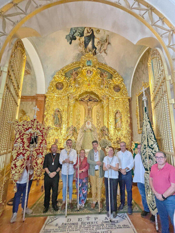 El hermano mayor de la Vera-cruz de Alcalá del Río obsequió con una ofrenda floral al Estandarte de San Benito en su peregrinación hacia su Ermita.