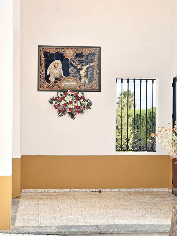 En el cementerio Municipal de Alcalá del Río fue inaugurado un retablo cerámico de los titulares de Veracruz de Alcalá del Río