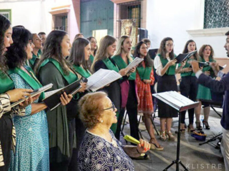 Rosario vespertino público, donde todos los hermanos/as y fieles rezaron el santo rosario en Alcalá del Río