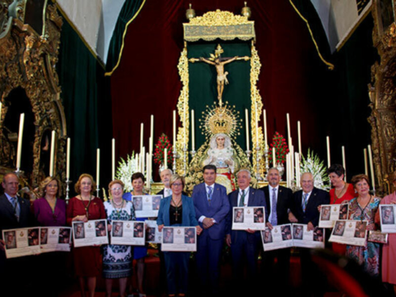  La Vera-cruz de Alcalá del Río, rendía un merecido homenaje a sus hermanos/as mayores  por toda una vida de fe y devoción 