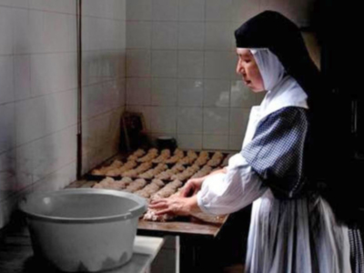 Las monjas de clausura sevillana sacan sus dulces del convento para la venta en los Reales Alcázar hispalense