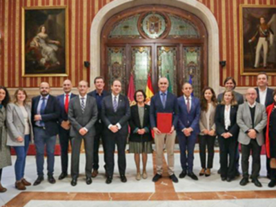 El Ayuntamiento hispalense distingue a más de un centenar de universitarios de la US y la UPO