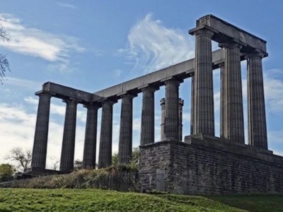 El Partenón de Atenas (Grecia), con replica en Edimburgo capital de Escocia