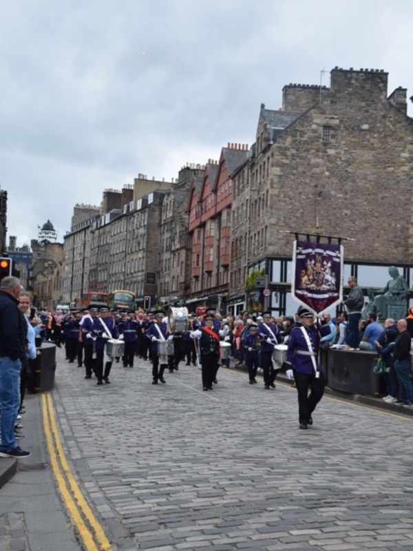 Gran expectación de los desfiles de Bandas por la Royal Mail Street de Edimburgo