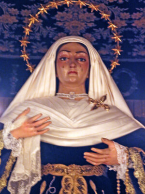 Procesión de la Virgen de los Dolores que antecede al septenario de Alcalá del Río.