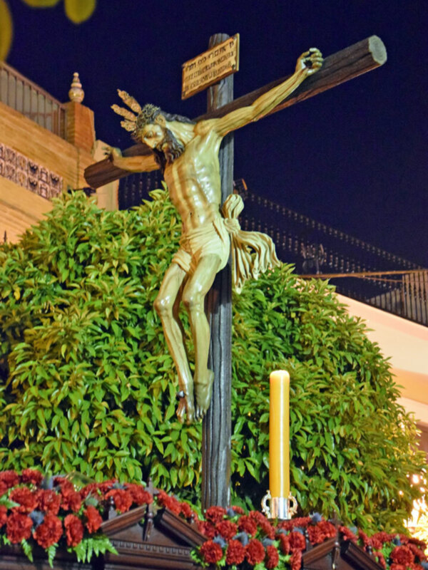 Procesión de silencio con el Cristo del Buen Fin en Alcalá del Río 