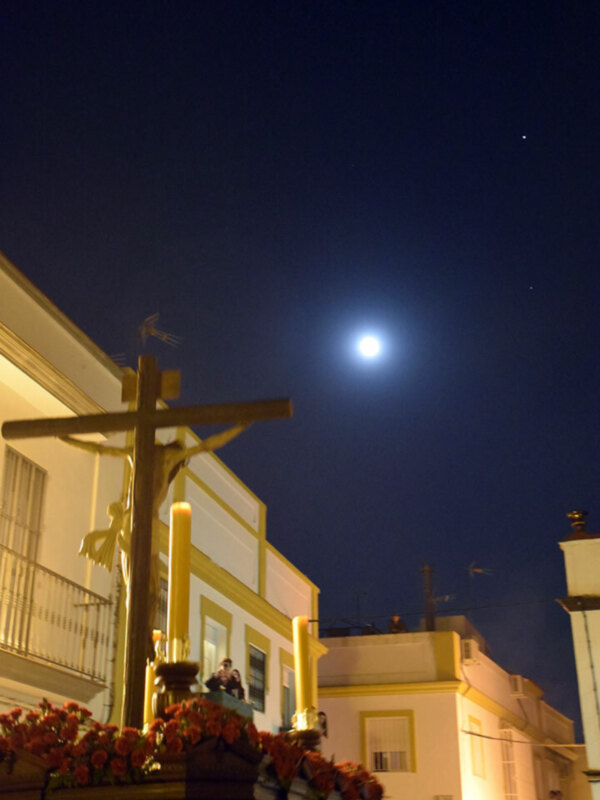 El silencio fue protagonista en la asociación de Fieles del Cristo del Buen Fin en Alcalá del Río