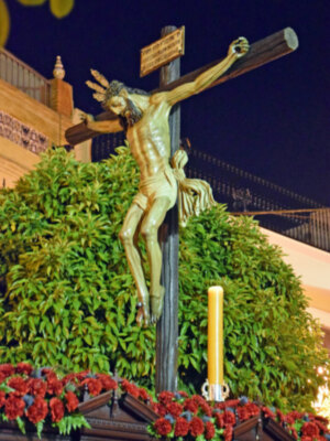 Procesión de silencio con el Cristo del Buen Fin en Alcalá del Río 