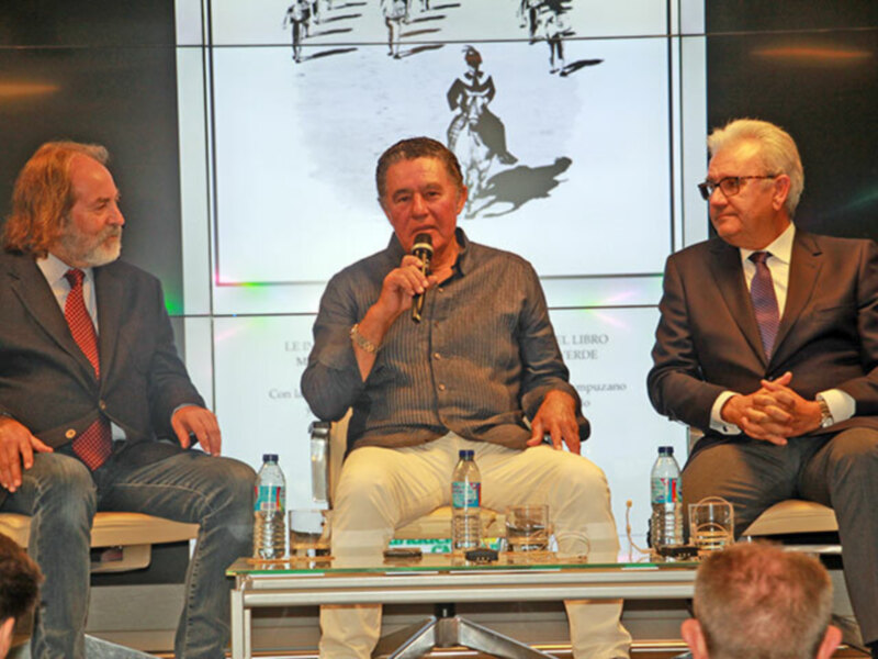 Paco Villaverde volvió a reflexionar sobre el toreo como acto de su libro.