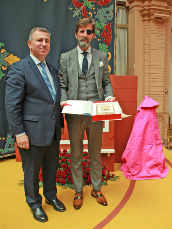 En el Pregón Taurino de Círculo de Labradores de Sevilla, se homenajeo al matador de toro Juan José Padilla