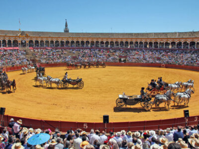 Los enganches de la Feria de Abril lucen en la Maestranza de Sevilla.