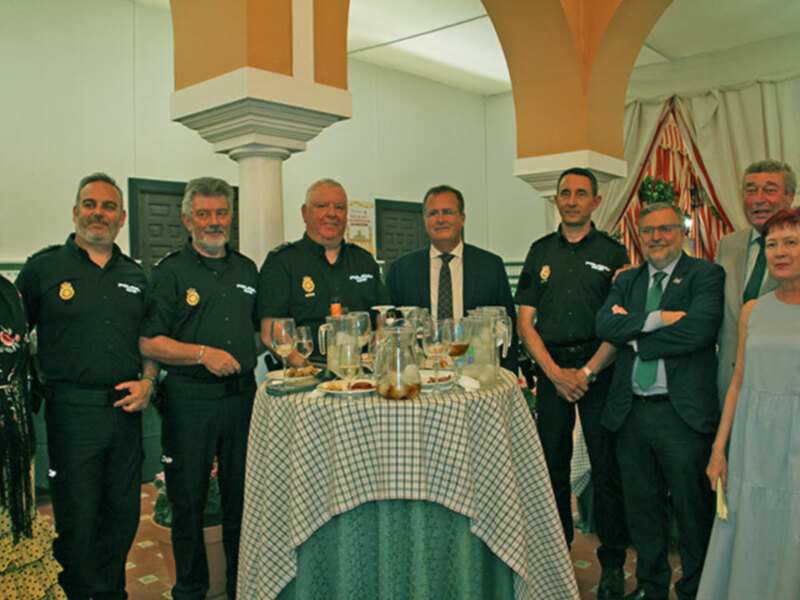 El Alcalde de Sevilla Antonio Muñoz recibió en la caseta municipal a empresarios y al mundo de la cultura