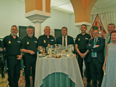 El Alcalde de Sevilla Antonio Muñoz recibió en la caseta municipal a empresarios y al mundo de la cultura