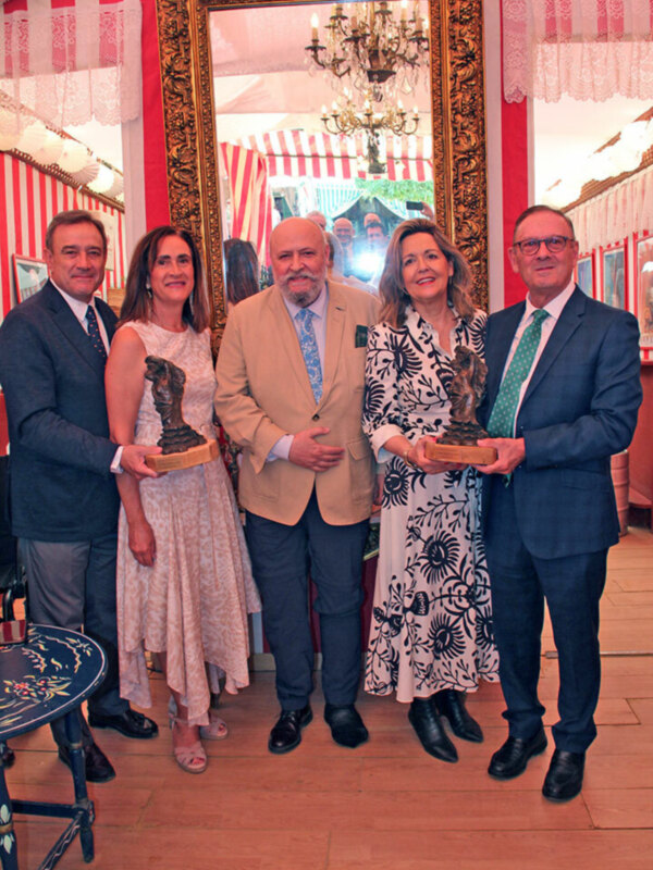 Un General y un Alcaide galardonado en la Caseta la Flamenca en la feria de Sevilla