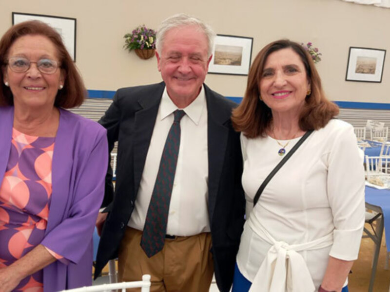 El Alcalde de Lebrija y el Presidente del Ateneo de Triana almorzaron con un grupo de Amigos en mayúscula.
