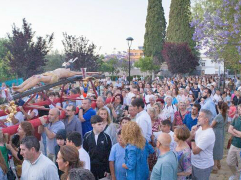 La localidad sevillana de La Algaba arropa al Cristo de la Estrella en su salida en rogativa por la lluvia