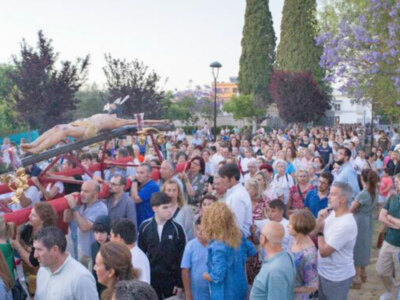 La localidad sevillana de La Algaba arropa al Cristo de la Estrella en su salida en rogativa por la lluvia