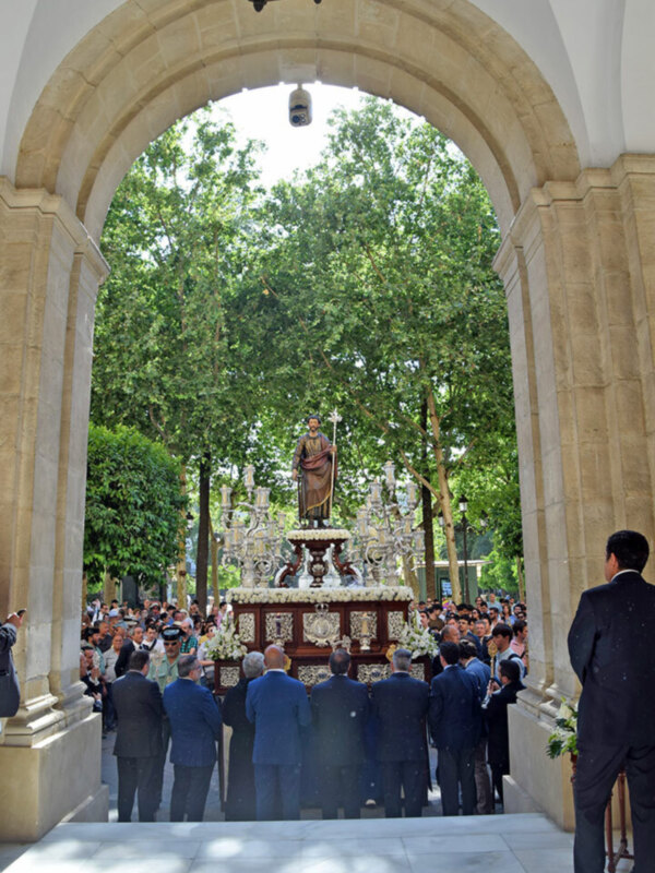 Procesión de San José Obrero de regreso de la Catedral de Sevilla
