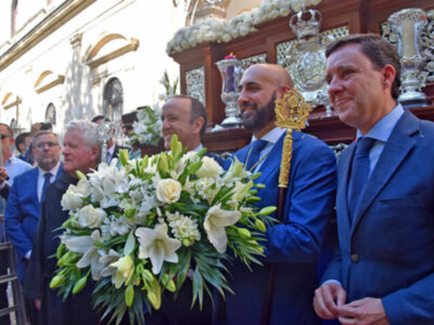 En el cortejo de San José Obrero fueron  mujeres con mantillas tradicionales andaluza.