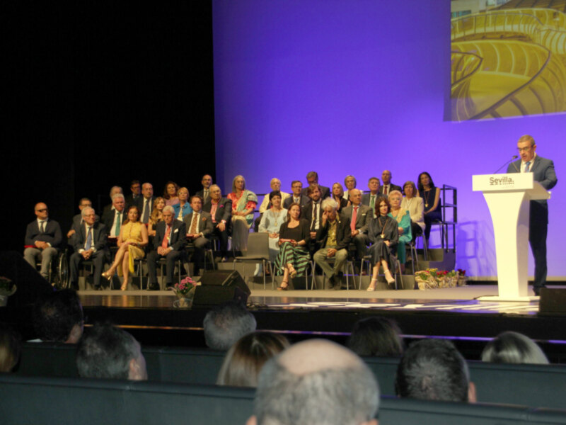 Lluvia de medallas de Sevilla en el día de su patrón San Fernando 