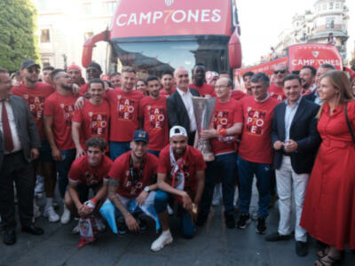 Sevilla FC en el Ayuntamiento con motivo de haber ganado su séptima Europa League