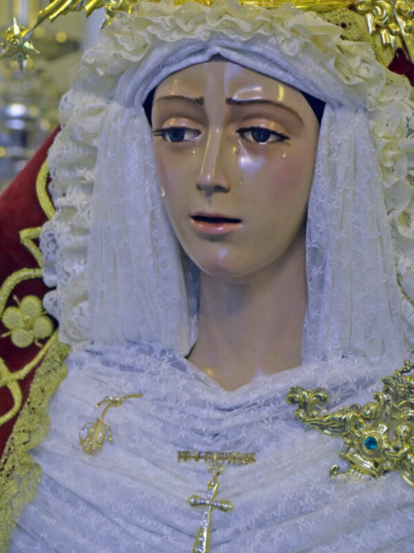 La Stma  Virgen de la Fe y entrega celebro su anual Besa mano del Barrio sevillano de San Juan de la Salle.