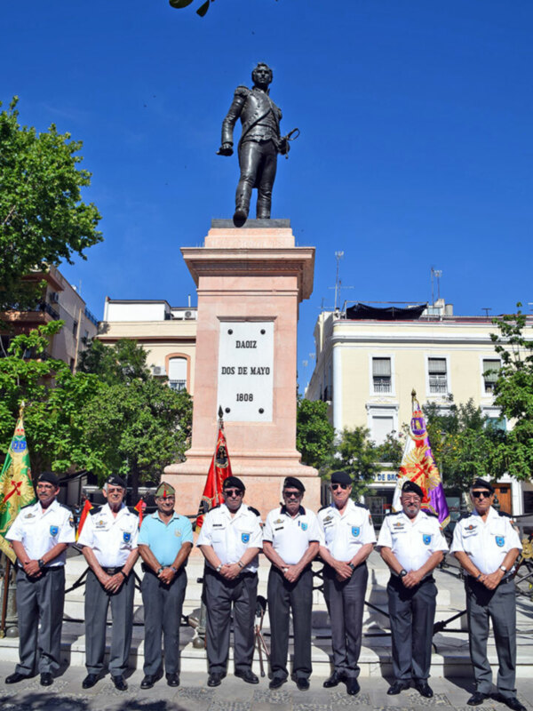 El capitán de Artillería Luis Daoiz y Torre homenajeado ante su monumento en Sevilla con un izado de Bandera