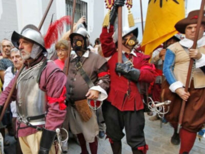 El Tercio de Olivares desfila por Sevilla en honor a Velázquez.