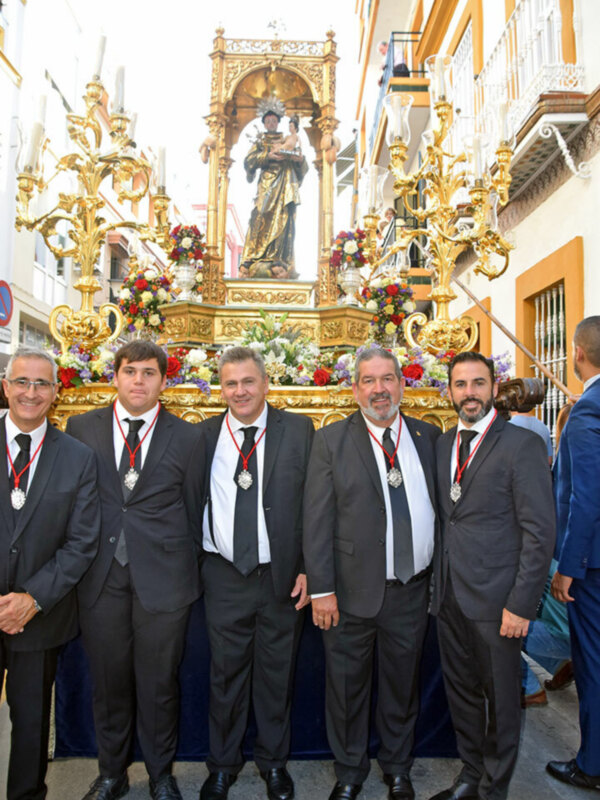  San Antonio vuelve a salir en procesión, tras la bendición de los panes en Sevilla