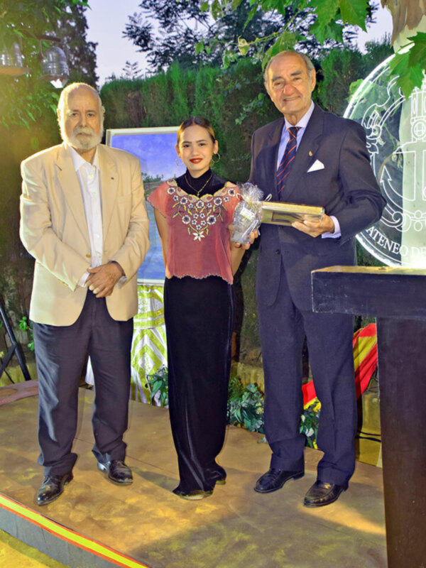 El Ateneo de Triana otorga a Francisco Pérez Aguilar la “Llave Corazón de Triana” por su gran labor de divulgación como escritor, conferenciante y ama