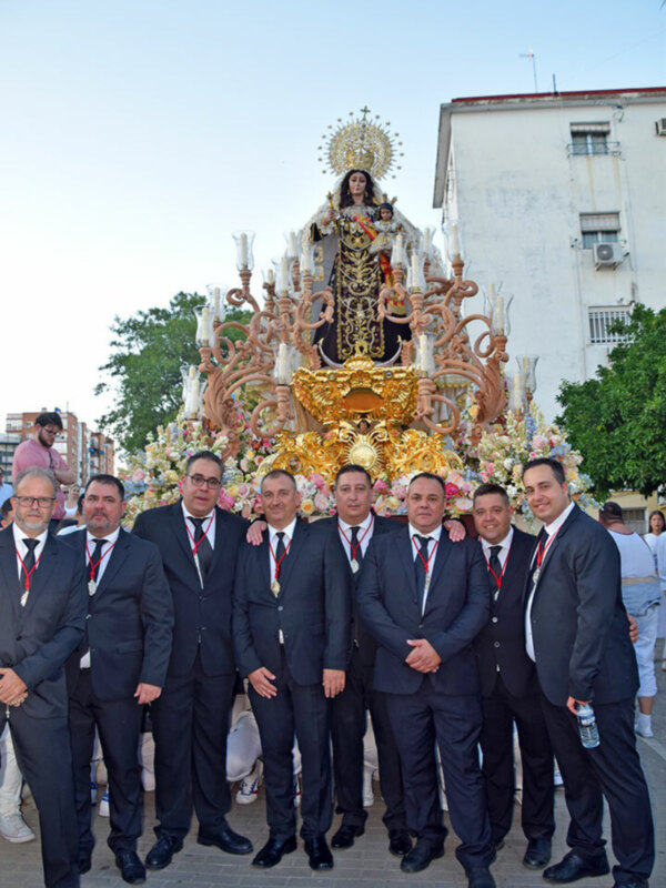 La Virgen del Carmen, partió una vez más, bajo los sones de la Banda de Música de la Cruz Roja de Sevilla