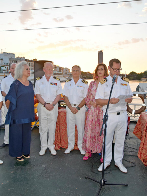 El Guadalquivir se abre al paso de la fiesta de la Virgen del Carmen