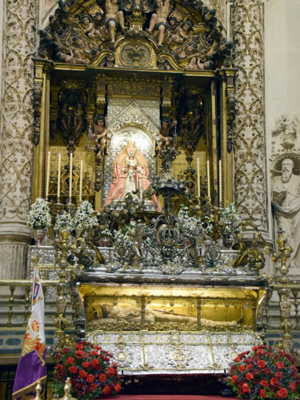 El Cabildo Catedral de Sevilla le encargó un estudio completo y médico forense del cuerpo incorrupto del Rey Fernando III el Santo al equipo dirigido 