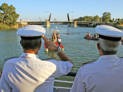 Triana recuperó la procesión fluvial de la Virgen del Carmen del Puente de Triana