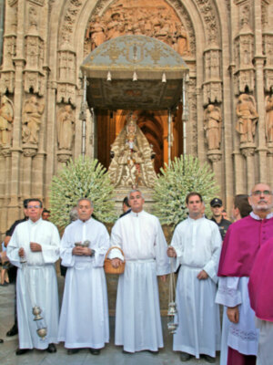 Sevilla vuelve a acompañar a la patrona la Virgen de los Reyes
