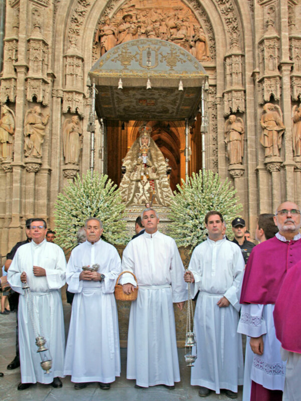 Sevilla vuelve a acompañar a la patrona la Virgen de los Reyes