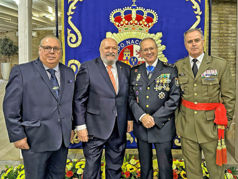 Invitados a la recepción de la Policía Nacional al Ateneo de Triana en la Plaza de San Francisco