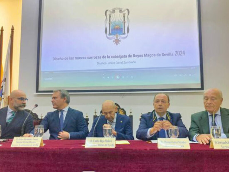 Casi la mitad de cortejo de Reyes Magos que forma en total 33 carroza renovado por el Ateneo de Sevilla