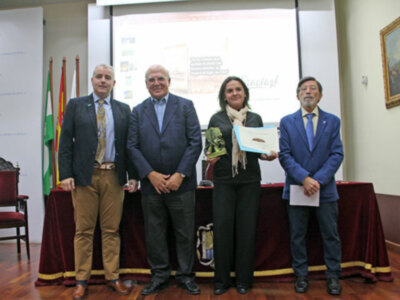 En el Salón de la Docta casa del ateneo de Sevilla tuvo la conferencia con el título “La constelación sobre el Guadalquivir” de Mª Ángeles González.