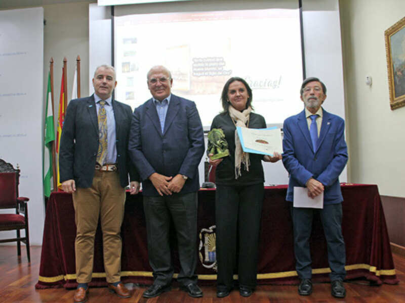 En el Salón de la Docta casa del ateneo de Sevilla tuvo la conferencia con el título “La constelación sobre el Guadalquivir” de Mª Ángeles González.