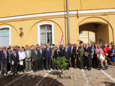 En el patio de la  Delegación de Defensa de Sevilla se celebró el VI Encuentro de la Hermandad de Veteranos del Regimiento de Soria 9. 