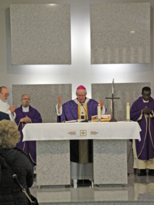 La mayoría de los sevillanos aprovecharon el día festivo Día de Todos los Santos, para visitar a sus seres queridos