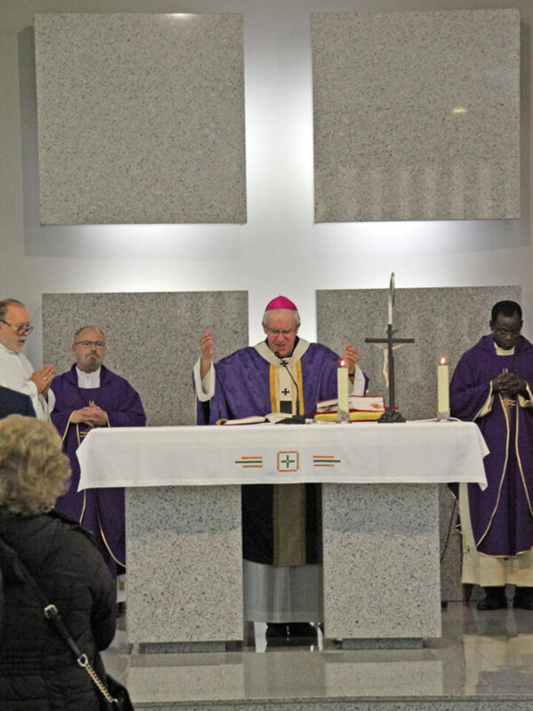 La mayoría de los sevillanos aprovecharon el día festivo Día de Todos los Santos, para visitar a sus seres queridos
