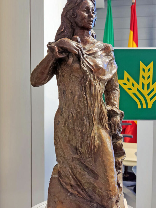 Hacer un monumento en Sevilla de recuerdo a Marifé de Triana